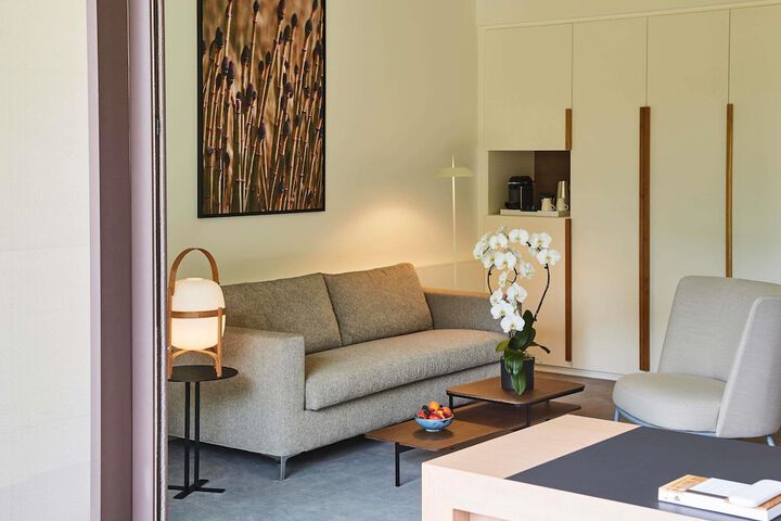Room 44 of 182