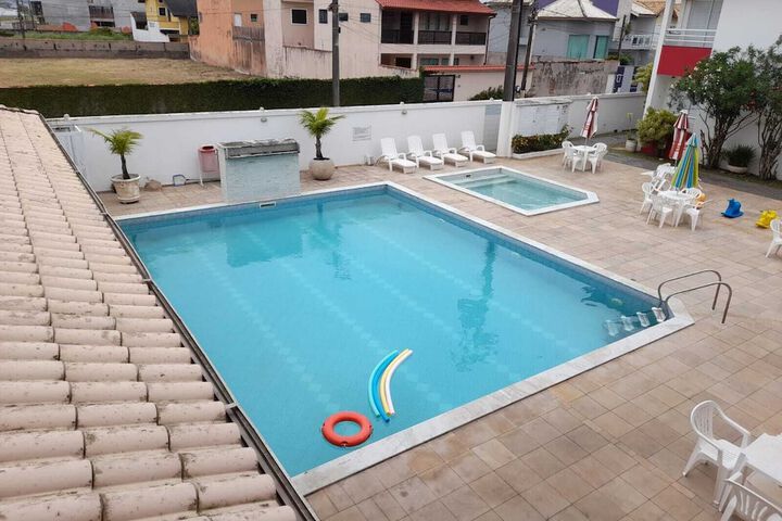Pool 4 of 10