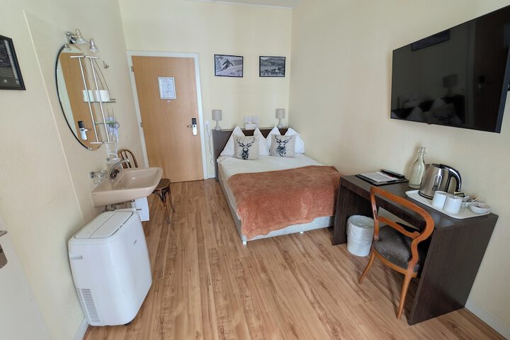 Room 4 of 91