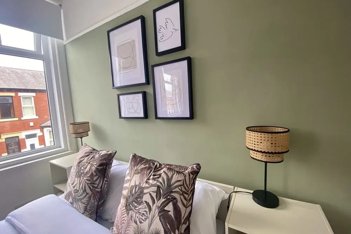 Room 5 of 12