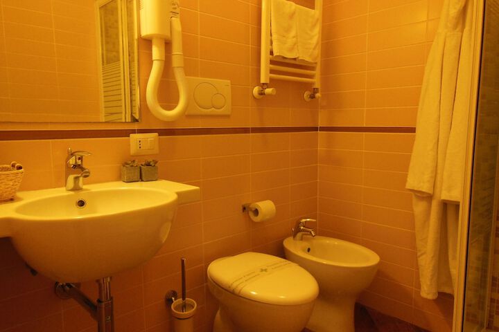 Room 4 of 6