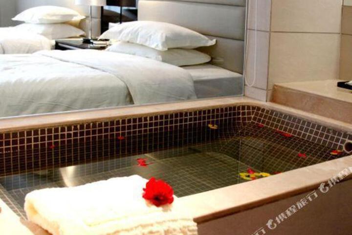 Xiuquanyingyue Hot Spring Garden Hotel