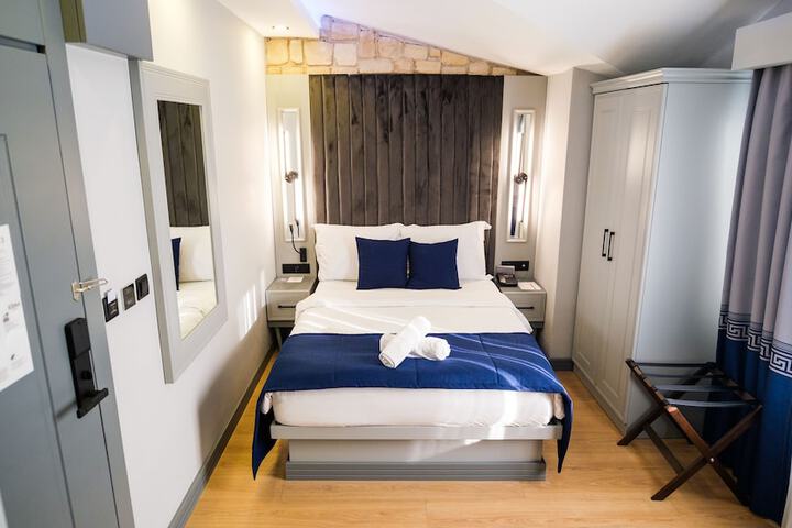 Room 2 of 25