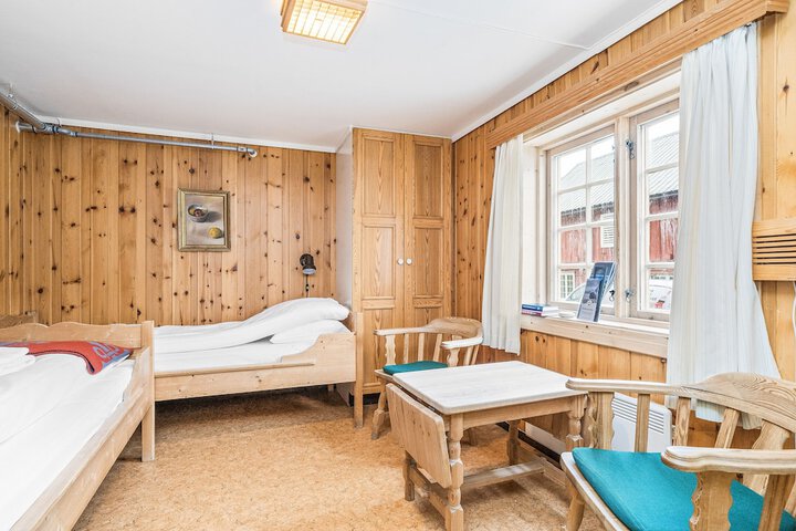 Room 9 of 37