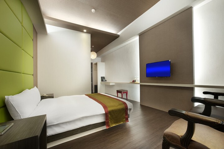 Room 16 of 38