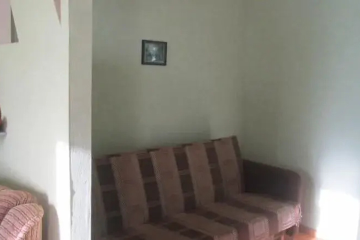 Room 9 of 16