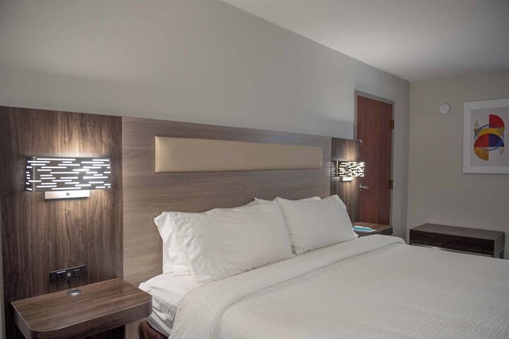 1 King Bed Accessible (2 of 28)