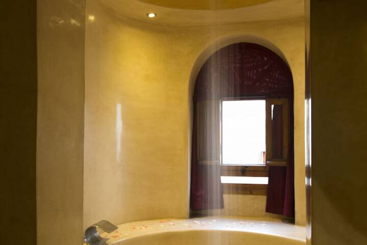 Deep soaking bathtub