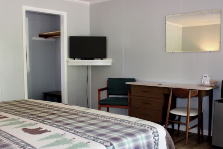 1 King Bed (1 of 5)