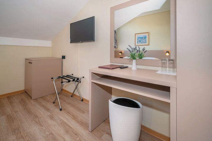 Room 8 of 235