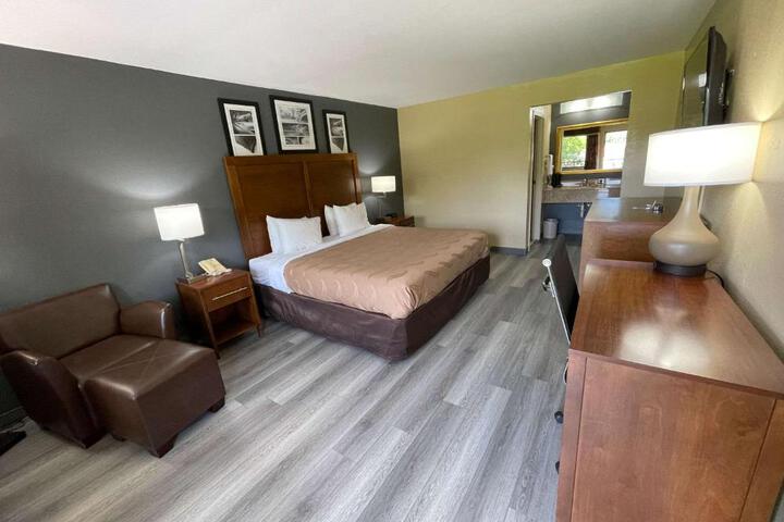 1 King Bed (7 of 11)
