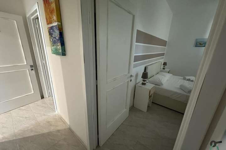 Room 6 of 12