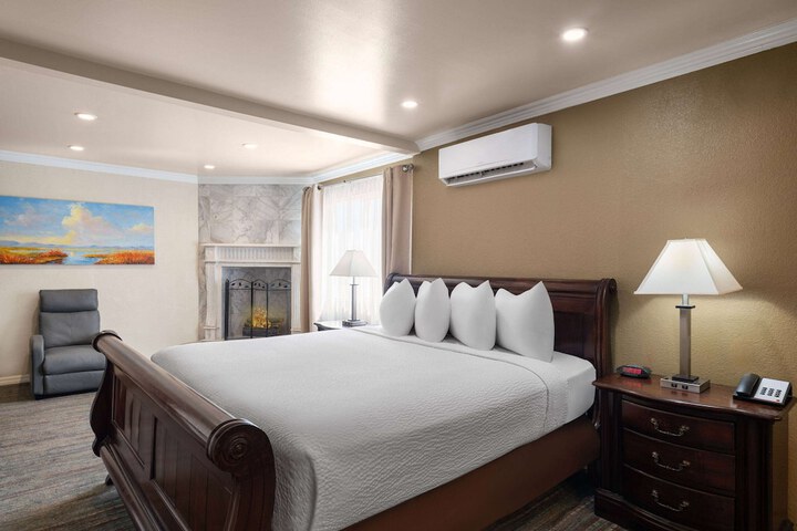 1 King Bed (5 of 17)