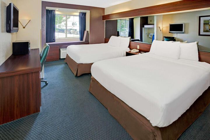 1 Queen Bed (16 of 23)