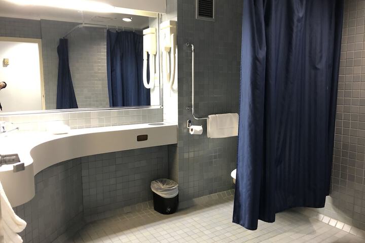 Room 8 of 10