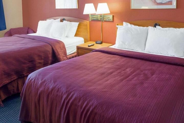 2 Queen Beds (1 of 5)