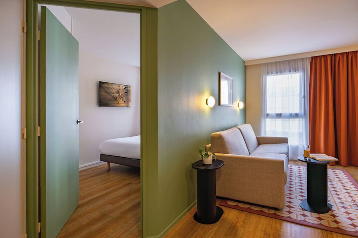 Room 13 of 33