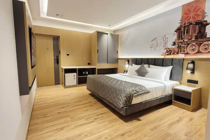 Room 12 of 27