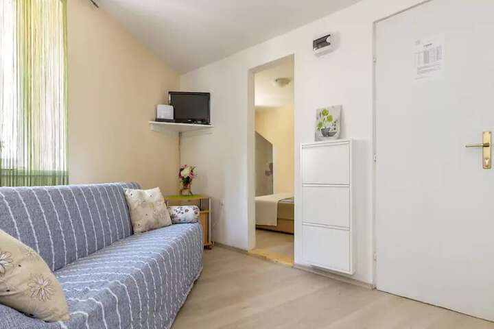Room 8 of 18