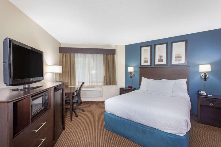 1 Queen Bed Deluxe Accessible Room (4 of 8)