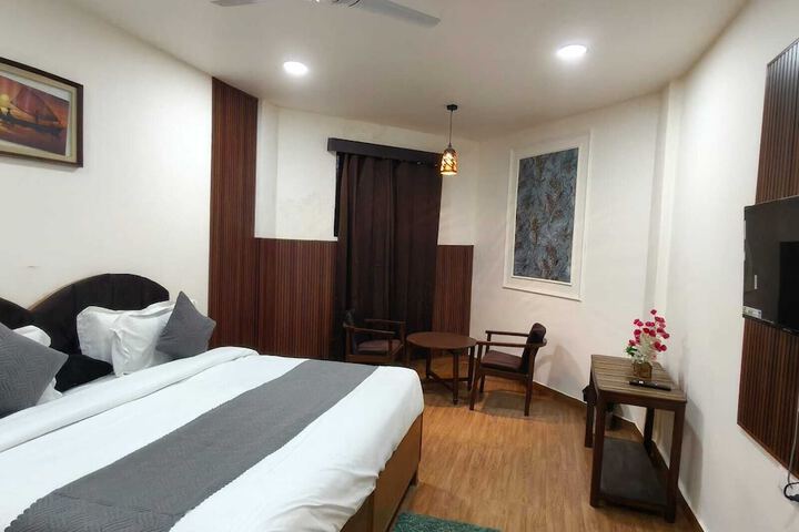 Room 5 of 9