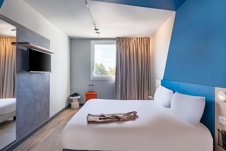 Room 4 of 32