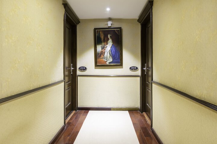 Ballroom/Hall 25 of 31