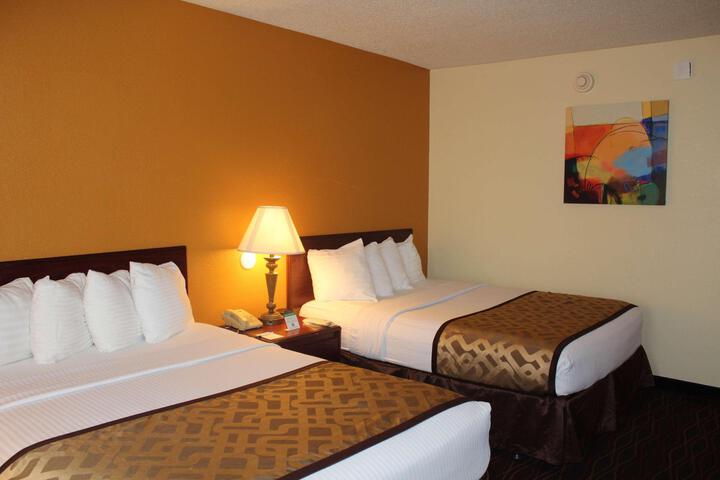 2 Queen Beds Larger Room (8 of 10)