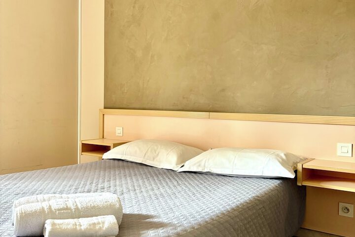 Room 33 of 193