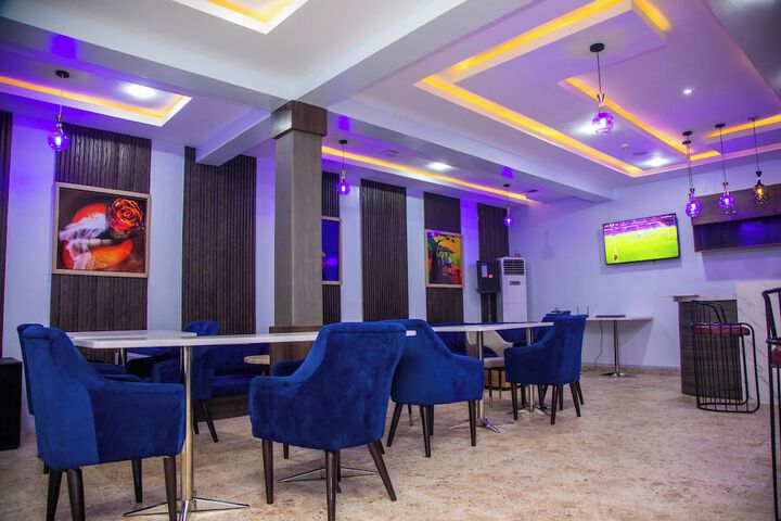 Lounge 29 of 39