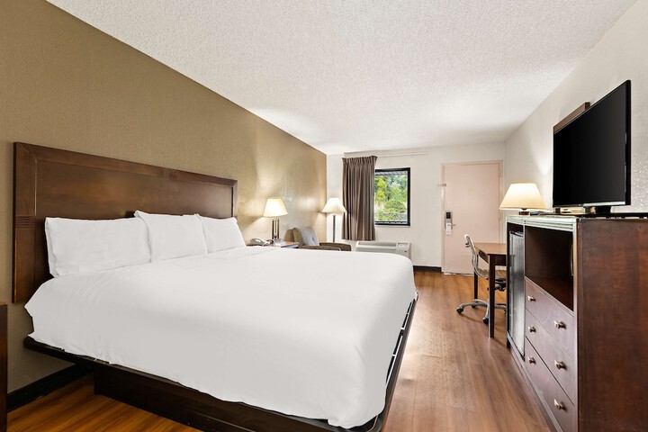 1 King Bed (7 of 10)