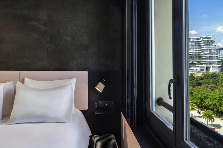 Room 27 of 102