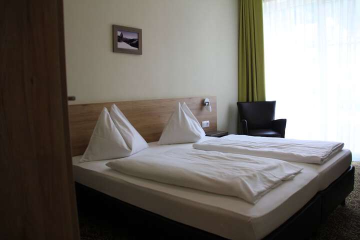 Room 4 of 141