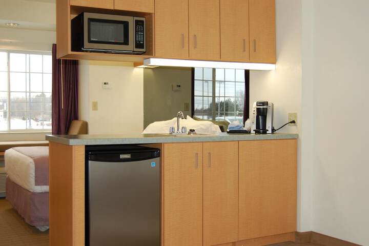 2 Queen Bed Mobility Hearing Accessible Room Roll in Shower (39 of 44)