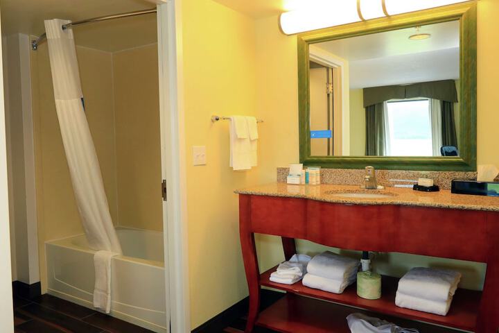 2 Queen Beds with Activity Desk (19 of 19)