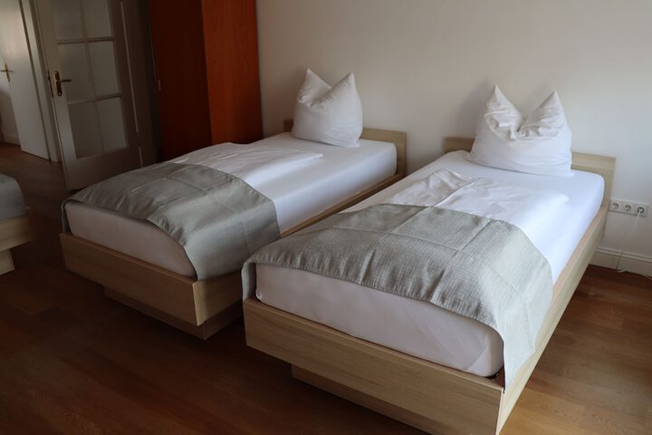 Room 4 of 20