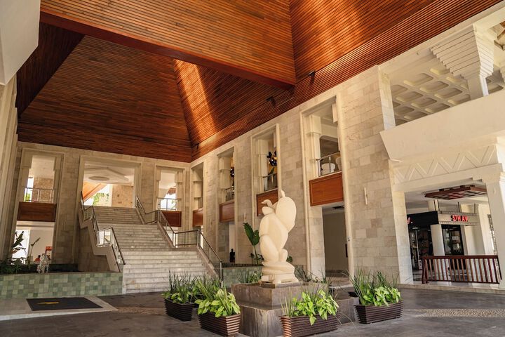 Entrance & Lobby