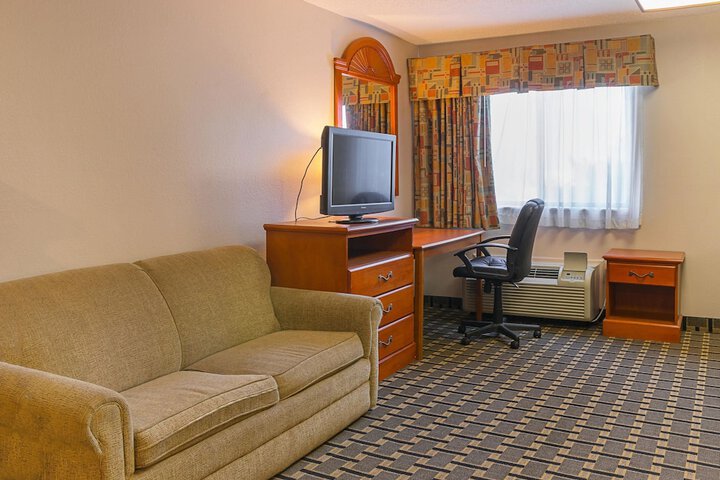 1 King Bed (3 of 9)
