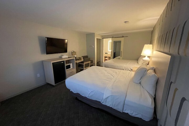 2 Queen Beds Outdoor Pool Area Desk Work Space Refrigerator, Coffee and Tea Maker Full Breakfast (5 of 20)
