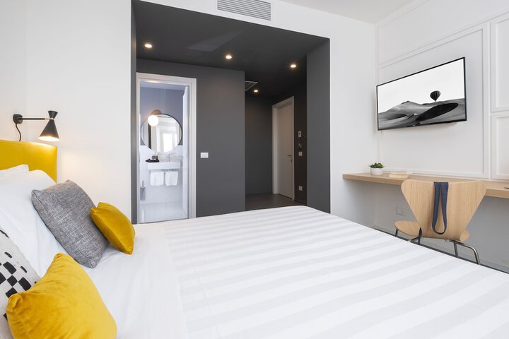 Room 15 of 33