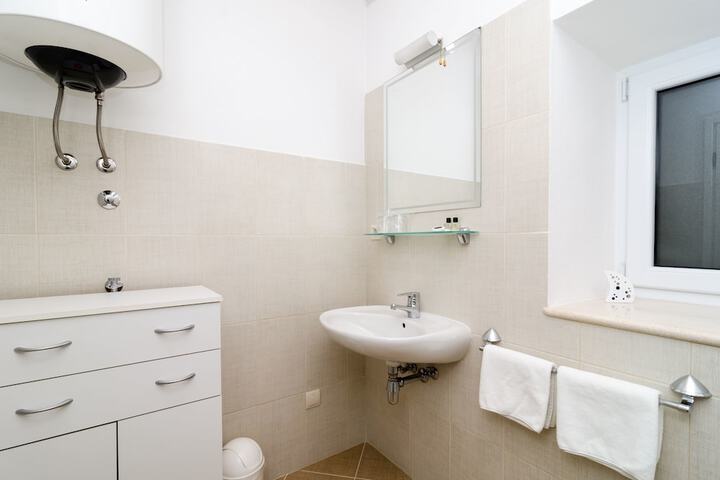 Room 2 of 41