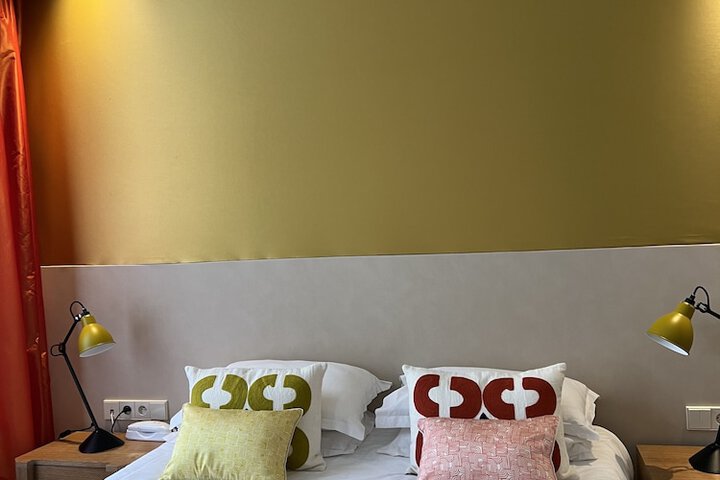 Room 42 of 221