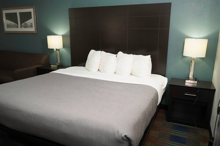 Room 32 of 49