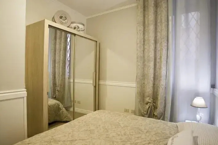 Room 5 of 10
