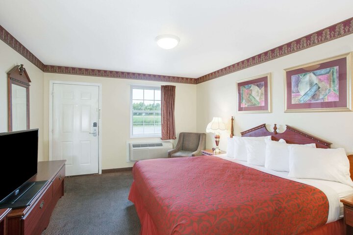 1 King Bed (4 of 8)