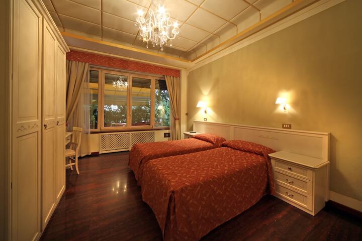 Room 6 of 25