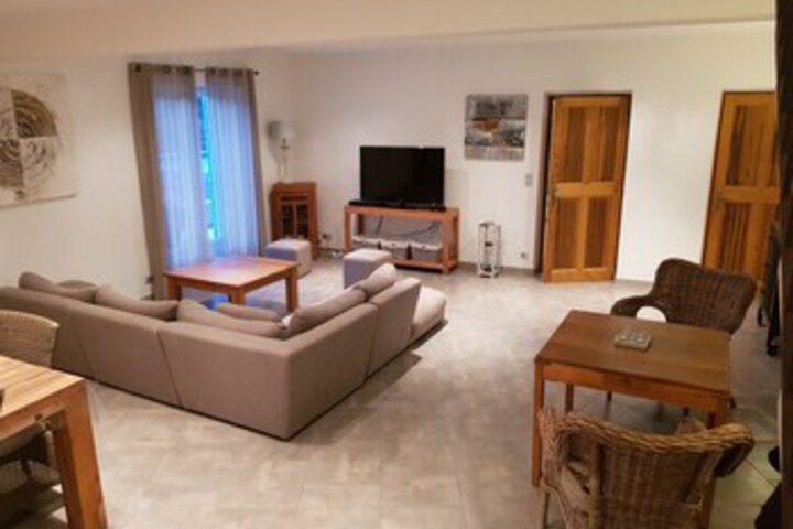Lounge 14 of 51