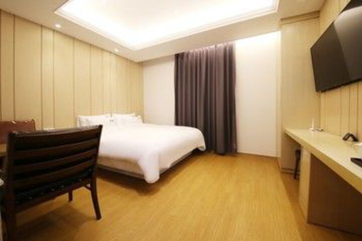 Room 12 of 27