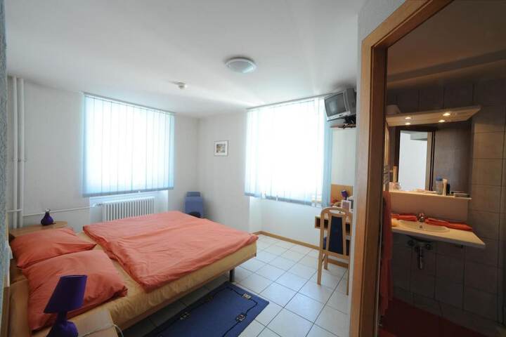 Room 16 of 32