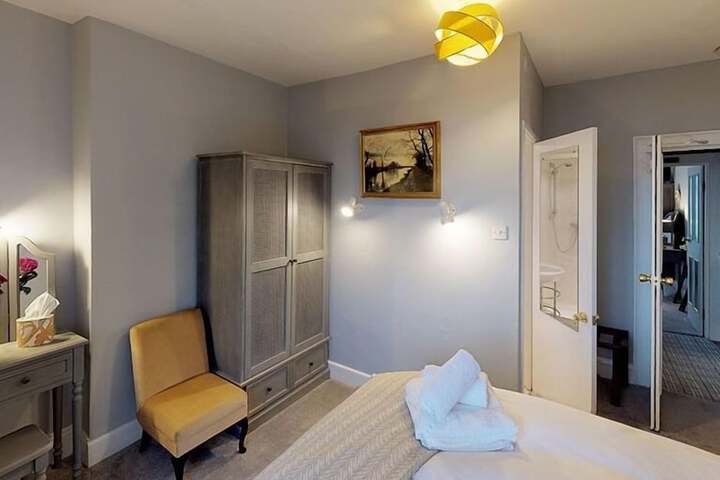 Room 9 of 37